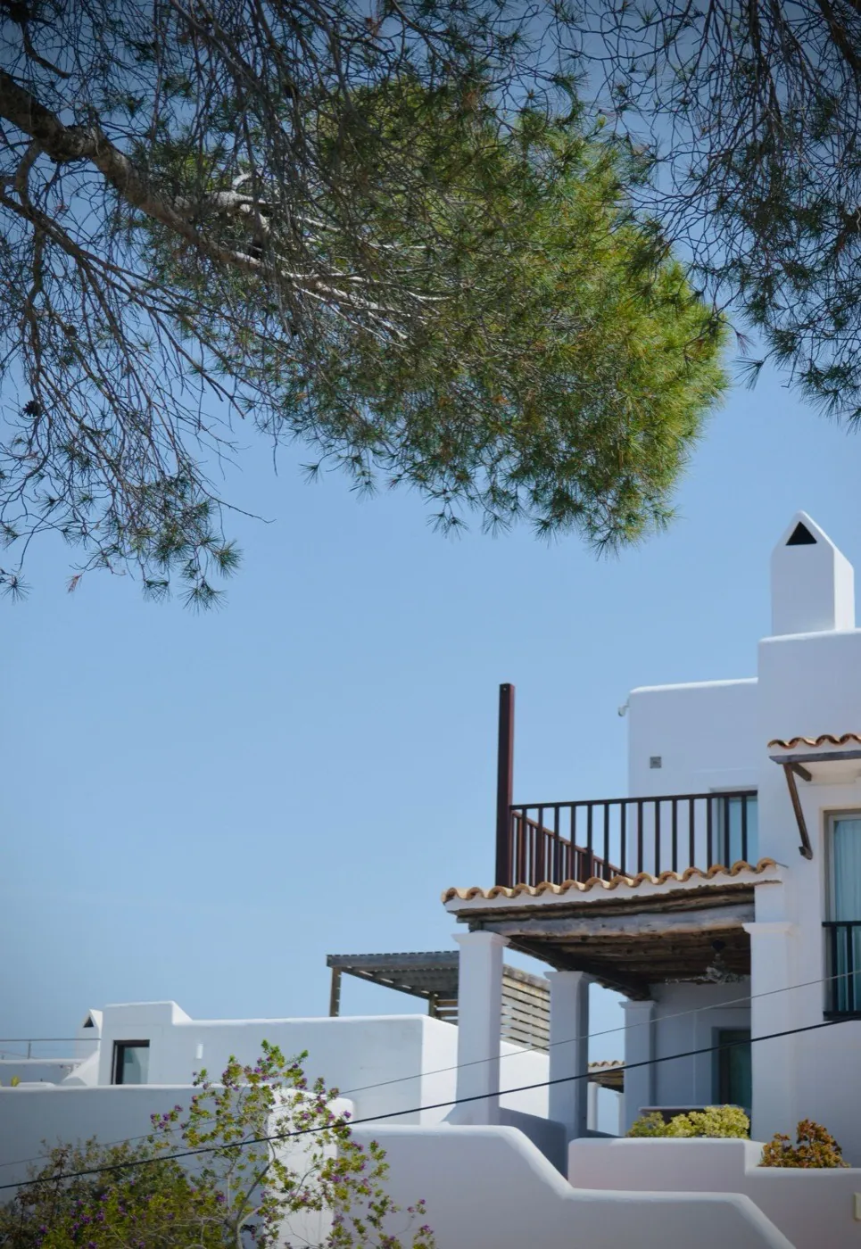 Moradia branca mediterrânica com vista de mar