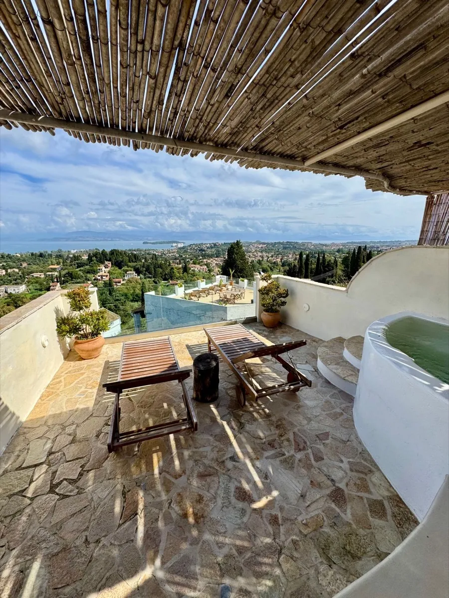 Terraço sombreado com vista sobre o mar